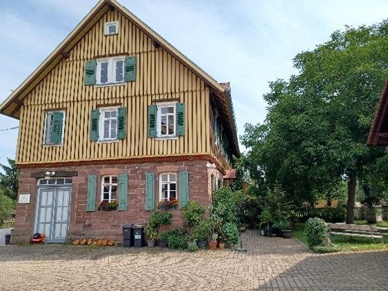 Bild 2: Aus alt wird neu: Das sanierte Rathaus in Ebhausen-Wenden kann nun wieder als zentraler Treffpunkt für die lokale Bevölkerung genutzt werden.